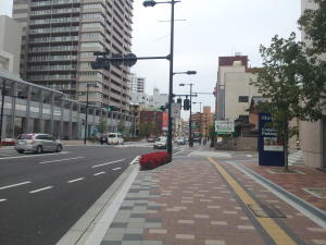 広島駅前のマンションに沿って直進